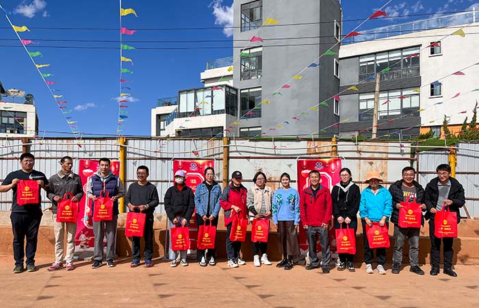 1675736072984383.jpg 小圖發(fā)放幸福建投游園會紀(jì)念品.jpg